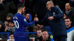 Maruizio Sarri saluda a Eden Hazard al sustituirlo en un reciente partido contra el Newcastle.