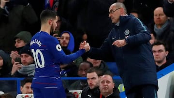 Maruizio Sarri saluda a Eden Hazard al sustituirlo en un reciente partido contra el Newcastle.