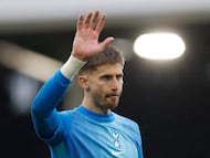 Soccer Football - Premier League - Fulham v Tottenham Hotspur - Craven Cottage, London, Britain - March 1, 2026 Tottenham Hotspur's Guglielmo Vicario gestures to fans at the end of the match Action Images via Reuters/Andrew Couldridge EDITORIAL USE ONLY. NO USE WITH UNAUTHORIZED AUDIO, VIDEO, DATA, FIXTURE LISTS, CLUB/LEAGUE LOGOS OR 'LIVE' SERVICES. ONLINE IN-MATCH USE LIMITED TO 120 IMAGES, NO VIDEO EMULATION. NO USE IN BETTING, GAMES OR SINGLE CLUB/LEAGUE/PLAYER PUBLICATIONS. PLEASE CONTACT YOUR ACCOUNT REPRESENTATIVE FOR FURTHER DETAILS..