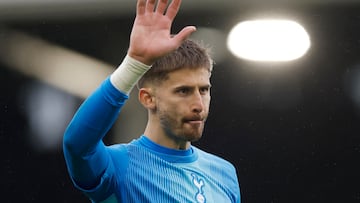 Soccer Football - Premier League - Fulham v Tottenham Hotspur - Craven Cottage, London, Britain - March 1, 2026 Tottenham Hotspur's Guglielmo Vicario gestures to fans at the end of the match Action Images via Reuters/Andrew Couldridge EDITORIAL USE ONLY. NO USE WITH UNAUTHORIZED AUDIO, VIDEO, DATA, FIXTURE LISTS, CLUB/LEAGUE LOGOS OR 'LIVE' SERVICES. ONLINE IN-MATCH USE LIMITED TO 120 IMAGES, NO VIDEO EMULATION. NO USE IN BETTING, GAMES OR SINGLE CLUB/LEAGUE/PLAYER PUBLICATIONS. PLEASE CONTACT YOUR ACCOUNT REPRESENTATIVE FOR FURTHER DETAILS..
