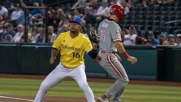 Phoenix (United States), 14/03/2023.- Edouard Julien (R) of Canada avoids a pick-off attempt at first by (L) Reynaldo Ramirez of Colombia during the 2023 World Baseball Classic Pool C match between Colombia and Canada, at Chase Field in Phoenix, Arizona, USA, 14, March 2023. (Estados Unidos, Fénix) EFE/EPA/Rick D'Elia