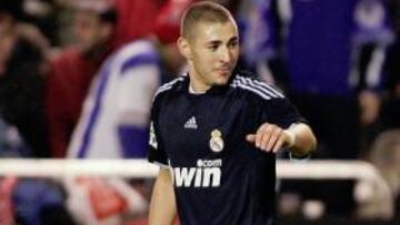 <b>GOLEADOR. </b>Benzema celebra a su estilo su primer gol en Riazor, con Raúl de fondo.