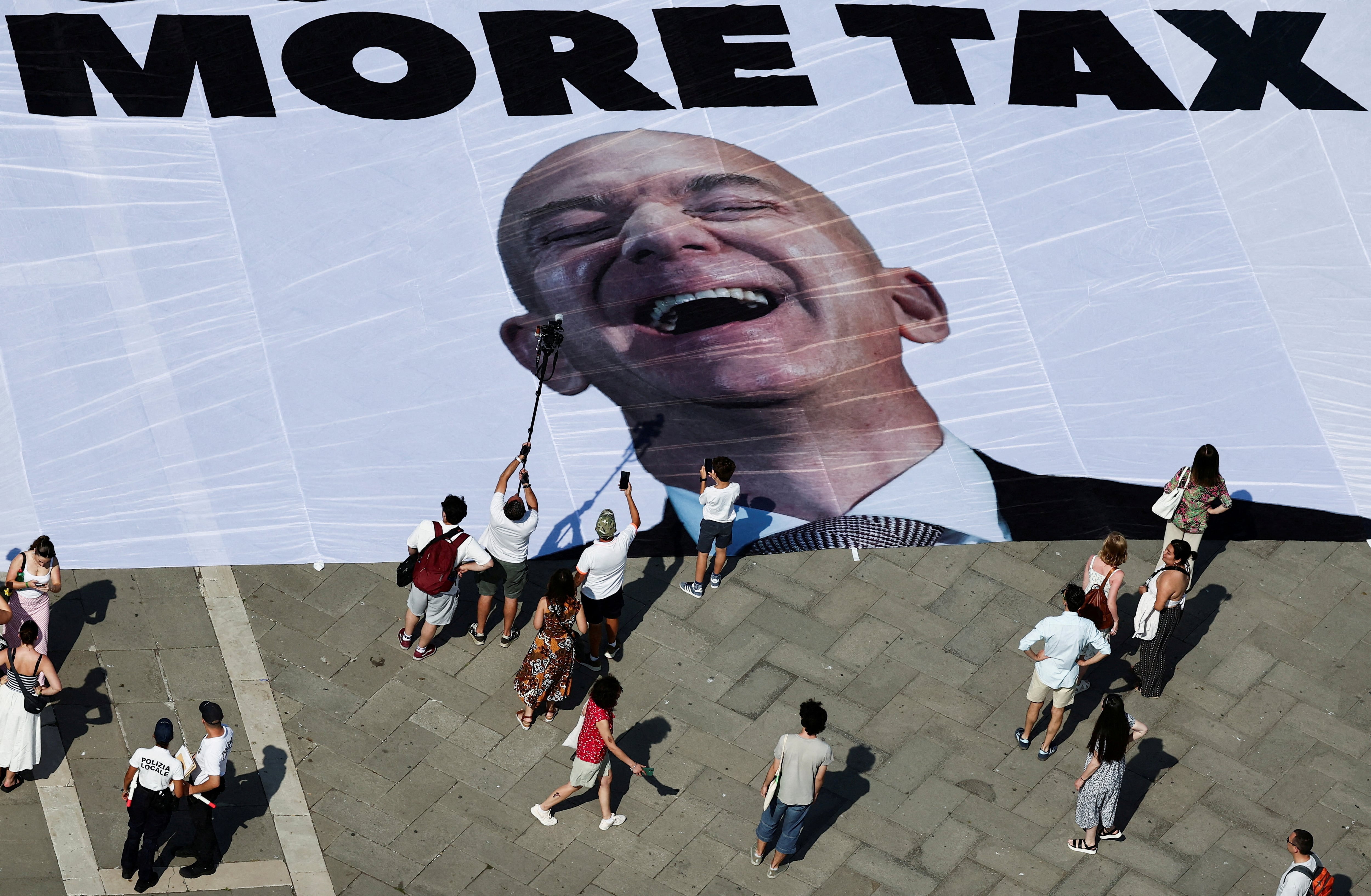 What is Jeff Bezos’ net worth? How much money does he make?