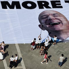 What is Jeff Bezos’ net worth? How much money does he make?