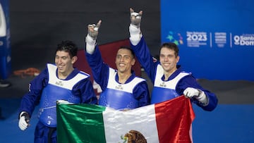 AMDEP7061. SANTO DOMINGO (REPÚBLICA DOMINICANA), 07/07/2023.- José Nava, Carlos Navarro e Iker Casas de México celebran al ganar la medalla de oro en taekwondo team kyorugui masculino hoy, durante los Juegos Centroamericanos y del Caribe en San Salvador (El Salvador). EFE/ Orlando Barría
