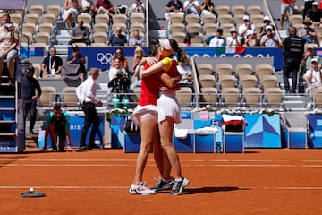 Sara Sorribes y Cristina Bucsa trajeron una nueva medalla para España, esta venz en los dobles femeninos de tenis. La pareja se impuso a las checas Muchova y Noskova por un 6-2, 6-2.