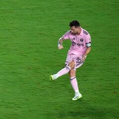 Messi superó a Maradona en goles de tiro libre y va tras la marca de David Beckham