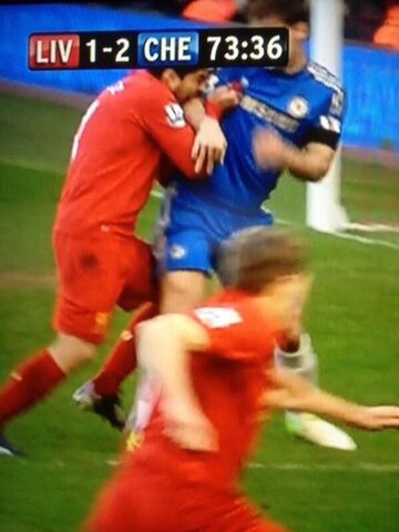 En abril de 2013, en un Liverpool-Chelsea Suárez quiso zafarse del defensor, el serbio Branislav Ivanovic, y mordió el brazo del zaguero. Esta acción no fue castigada durante el partido pero el comité de disciplina deportiva sancionó a Suárez con 10 partidos.