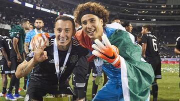 Andrés Guardado y Guillermo Ochoa festejando la Copa Oro.