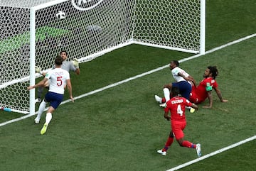 Una jugada a balón parado dejó el balón rebotado para que Stones hiciera su segundo gol del partido.
