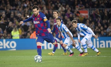 El jugador del Barcelona, Leo Messi, marca de penalti el 1-0 a la Real Sociedad.
