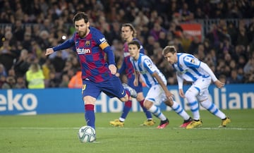 El jugador del Barcelona, Leo Messi, marca de penalti el 1-0 a la Real Sociedad. 