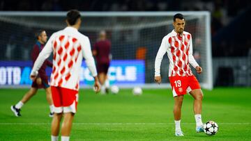 Soccer Football - Champions League - Paris St Germain v Girona - Parc des Princes, Paris, France - September 18, 2024 Girona's Bojan Miovski during the warm up before the match REUTERS/Sarah Meyssonnier