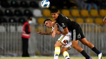Futbol, Coquimbo Unido vs Universidad de Chile.
Novena fecha, campeonato Nacional 2022.
El jugador de Universidad de Chile Bastian Tapia, derecha, disputa el balon con Esteban Paredes de Coquimbo Unido durante el partido de primera division realizado en el estadio Francisco Sanchez Rumoroso de Coquimbo, Chile.
09/04/2022
Andres Pina/Photosport
Football, Coquimbo Unido vs Universidad de Chile.
Universidad de Chile's player Bastian Tapia, right, vies for the ball against Esteban Paredes of Coquimbo Unido during the first divsion match held at the Francisco Sanchez Rumoroso stadium in Coquimbo, Chile.
09/04/2022
Andres Pina/Photosport