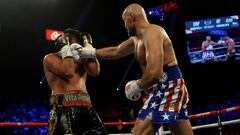 Tyson Fury golpea a Tom Schwarz durante su combate en Las Vegas.