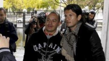 <b>EL HÉROE. </b>Valdez, fotografiándose ayer con aficionados del Hércules, es la gran esperanza de la afición alicantina.