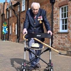 Tom Moore, que recaudó millones para la sanidad británica al cumplir 100 años, hospitalizado por COVID