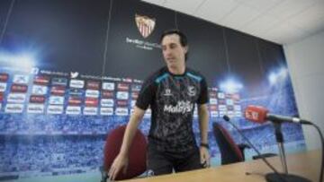 Unai Emery atiende a la prensa.