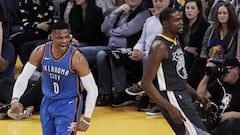 JGM01. OAKLAND (ESTADOS UNIDOS), 06/02/2018.- El jugador Russell Westbrook (i) de Oklahoma City Thunder reacciona ante Kevin Durant (d) de Golden State Warriors durante el partido de baloncesto de la NBA entre Oklahoma City Thunder y Golden State Warriors que se disputa hoy, martes 06 de febrero de 2018, en el Oracle Arena en Oakland, California (EE.UU.). EFE/JOHN G. MABANGLO