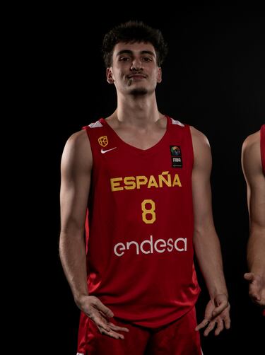 Campeón de Europa Sub-18, el escolta decidió seguir en 2022 su carrera en la academia alemana Kickz Ibam en Múnich.