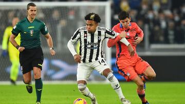 Soccer Football - Serie A - Juventus v Atalanta - Allianz Stadium, Turin, Italy - November 27, 2021 Juventus' Weston McKennie in action with Atalanta's Matteo Pessina REUTERS/Massimo Pinca