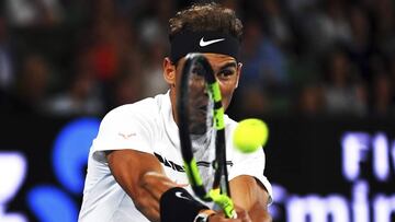 MLB092 MELBOURNE (AUSTRALIA) 25/01/2017.- El tenista español Rafael Nadal en acción durante su partido de cuartos de final del Abierto de Australia disputado contra el canadiense Milos Raonic, en Melbourne (Australia), el 25 de enero de 2017. EFE/Tracey Nearmy PROHIBIDO SU USO EN AUSTRALIA Y NUEVA ZELANDA