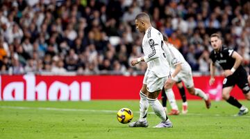 1-0. Kylian Mbapp marca desde los once metros a lo Panenka para superar a Dmitrovic.