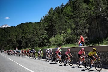 El pelotón durante la etapa de hoy en los Alpes. 