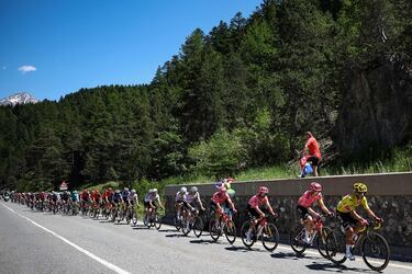 El pelotón durante la etapa de hoy en los Alpes. 