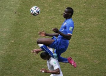 Mario Balotelli salta por encima del uruguayo Alvaro Pereira.