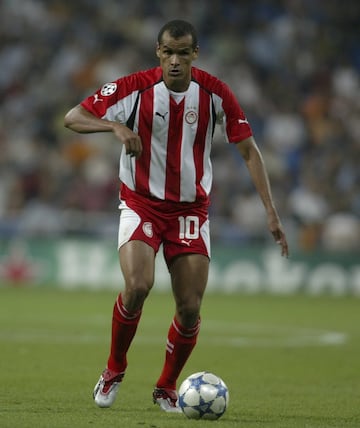 Campeón del mundo con Brasil en 2002, Balón de oro en 2001. Pocas presentaciones necesita Rivaldo. El brasileño jugó tres temporadas en Grecia.