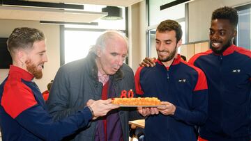 José Ángel Iribar celebrates his 80th birthday with the players of Athletic Club.
