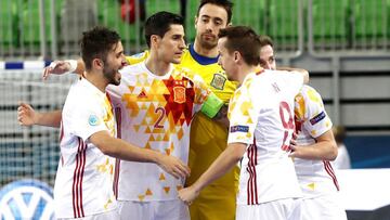 GRAF6372. LIUBLIANA (ESLOVENIA), 06/02/2018.- Fotograf&iacute;a facilitada por la RFEF del ala-cierre de la selecci&oacute;n espa&ntilde;ola de f&uacute;tbol sala Adri&aacute;n Alonso &quot;Pola&quot; (d) celebrando con sus compa&ntilde;eros su gol, prime