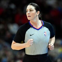 Nueva barrera rota en la NBA: primera madre que arbitra