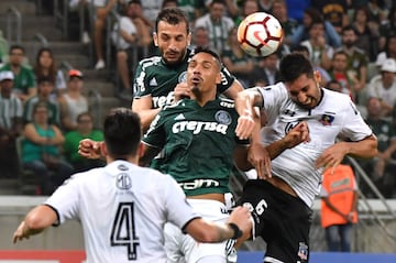 Juan Insaurralde (R) of Chile's Colo-Colo, jumps for a header with Thiago Santos (C) and Edu Dracena (L) of Brazil's Palmeiras, during their 2018 Copa Libertadores football match held at Allianz Parque stadium, in Sao Paulo, Brazil, on October 3, 2018. (Photo by NELSON ALMEIDA / AFP)