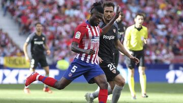 Thomas golpea al bal&oacute;n ante Franco V&aacute;zquez, durante el Atl&eacute;tico-Sevilla.