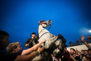 La ciudad menorquina de Ciutadella vibró con los 'Jocs des Pla', una tradición que cada año aglutina a más gente en las fiestas de Sant Joan.