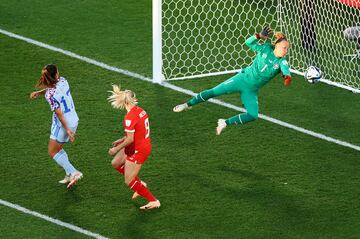 La portera de Suiza Gaelle Thalmann no pudo hacer nada en el primer gol de Aitana. 
 