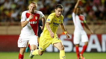 HOR101. MÓNACO (MÓNACO), 23/08/2016.- Rafael Borre (d) de Villarreal disputa el balón con Kamil Glik (i) de Mónaco hoy, martes 23 de agosto de 2016, durante un partido de las eliminatorias de la Liga de Campeones entre Villarreal y Mónaco que se disputa en el estadio Louis II en Mónaco (Mónaco). EFE/GUILLAUME HORCAJUELO