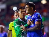 MEX2378. LEÓN (MÉXICO), 10/01/2026.- José Rodríguez (i) del León y Gabriel Fernández del Cruz Azul reaccionan este sábado, en un partido por la jornada 1 de la Liga MX, en el estadio León en Guanajuato (México). EFE/ Luis Ramírez