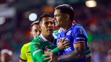 MEX2378. LEÓN (MÉXICO), 10/01/2026.- José Rodríguez (i) del León y Gabriel Fernández del Cruz Azul reaccionan este sábado, en un partido por la jornada 1 de la Liga MX, en el estadio León en Guanajuato (México). EFE/ Luis Ramírez