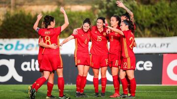 Las jugadoras de la selección femenina de fútbol celebran un gol en la Copa Algarve