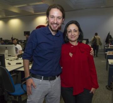 Pablo Iglesias saludó a muchos trabajadores de la redacción. En fotografía junto a Elena Martínez.
