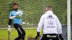 Sergio &Aacute;lvarez realiza un ejercicio en el entrenamiento del pasado lunes, el d&iacute;a antes de su grave lesi&oacute;n.