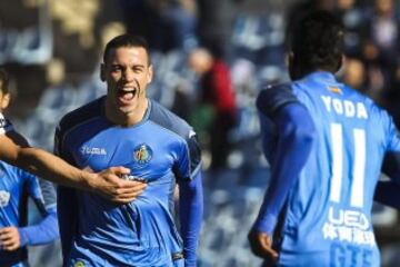 El delantero del Getafe Álvaro Vázquez muestra su alegría tras marcar el primer gol de su equipo frente al Rayo Vallecano en el partido de la decimoséptima jornada de la Liga de Primera División
