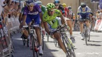 El corredor franc&eacute;s Antony Roux (i), del equipo FDJ, ha ganado la cuarta etapa de la Vuelta Ciclista a Burgos, disputada entre Do&ntilde;a Santos y Santo Domingo de Silos. EFE/Santi Otero