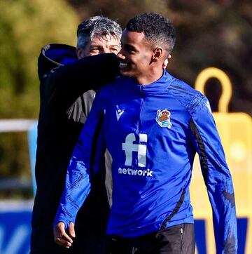 Imanol Alguacil bromea con Isak durante un entrenamiento de la Real Sociedad.