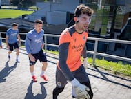 El portero de la Real Sociedad, Unai Marrero, se dirige a un entrenamiento en Zubieta. EFE/Javier Etxezarreta