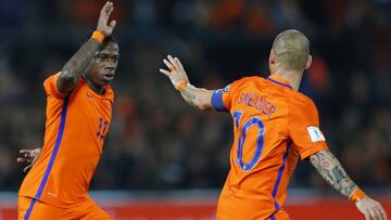 Netherlands' captain Wesley Sneijder, right, high-fives with Quincey Promes, left, after Promes scored 1-0 during the World Cup Group A qualifying soccer match against Belarus in De Kuip stadium Rotterdam, Netherlands, Friday, Oct. 7, 2016. (AP Photo/Peter Dejong)