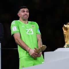 La controvertida celebración del Dibu Martínez con el guante de oro